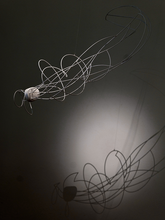 Der Flug - Luftobjekt, Stahl und Draht, lackiert, Länge 100 cm, 2023